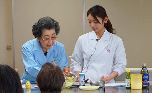 調理のデモンストレーション